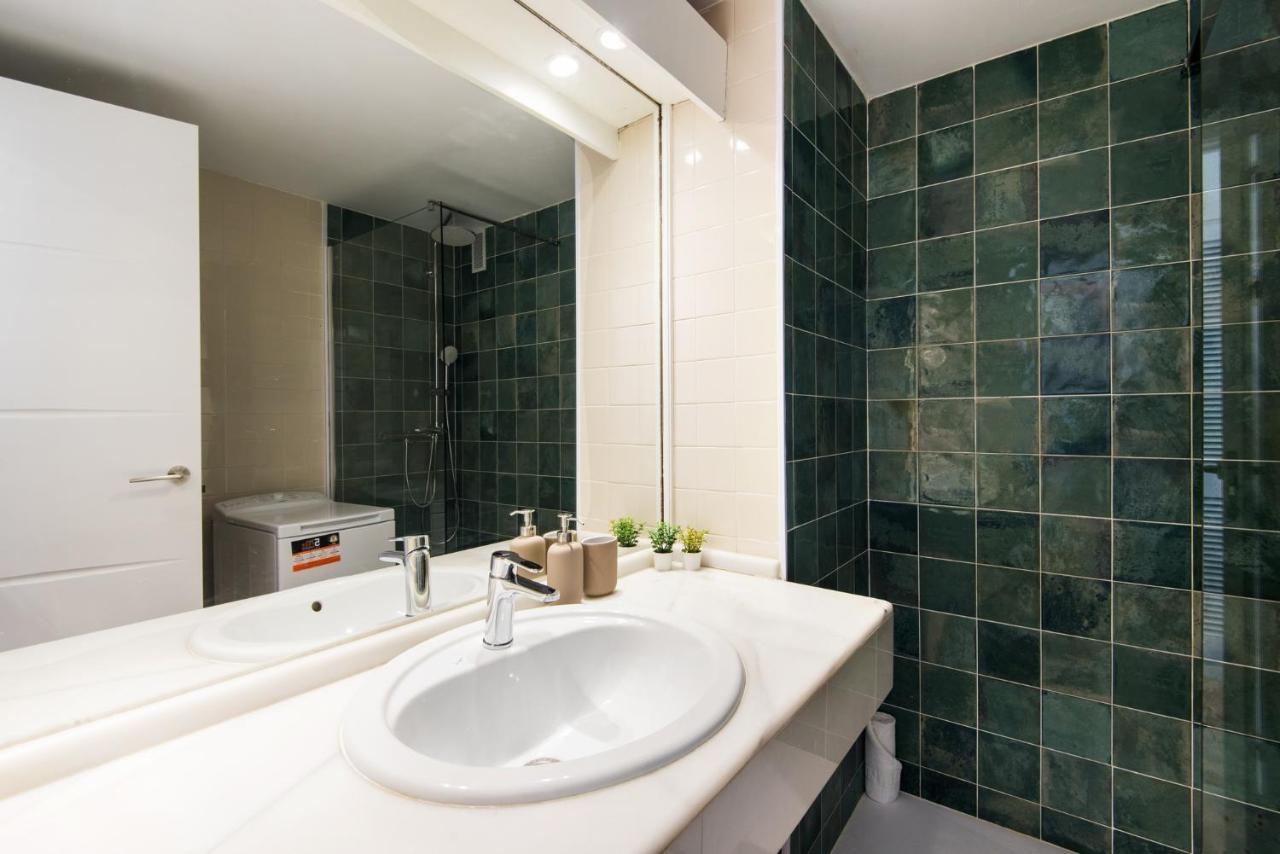 Aloha Puerto Private Apartment 1St Line Carihuela Beach Torremolinos Eksteriør billede
